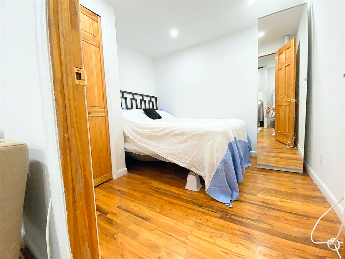 Primary Photo - 438 E 9th St