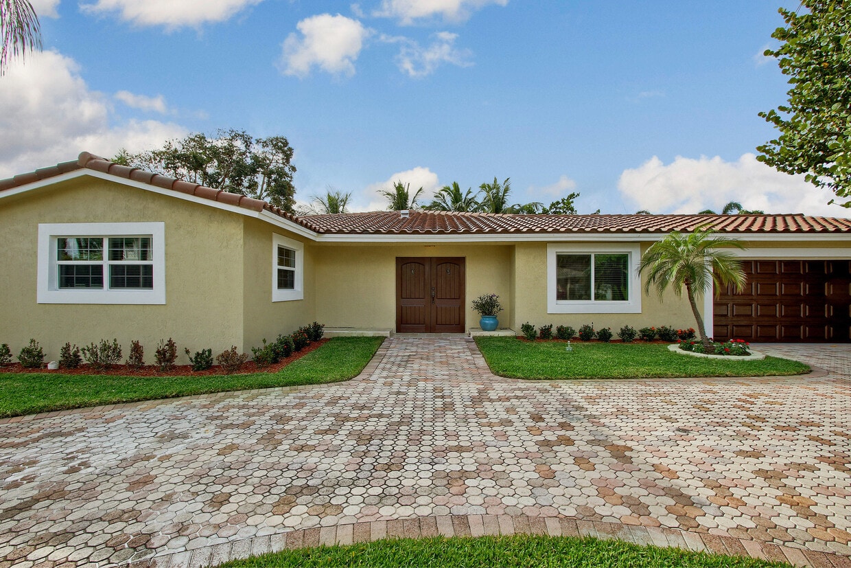 Primary Photo - 920 Banyan Dr