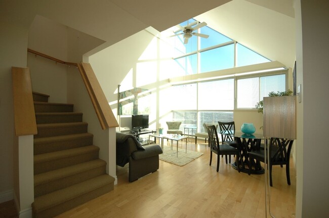 Photo du bâtiment - Stunning Two Level Penthouse with One Full...