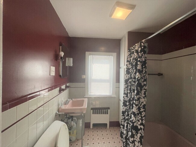 Building Photo - 45 Maple St