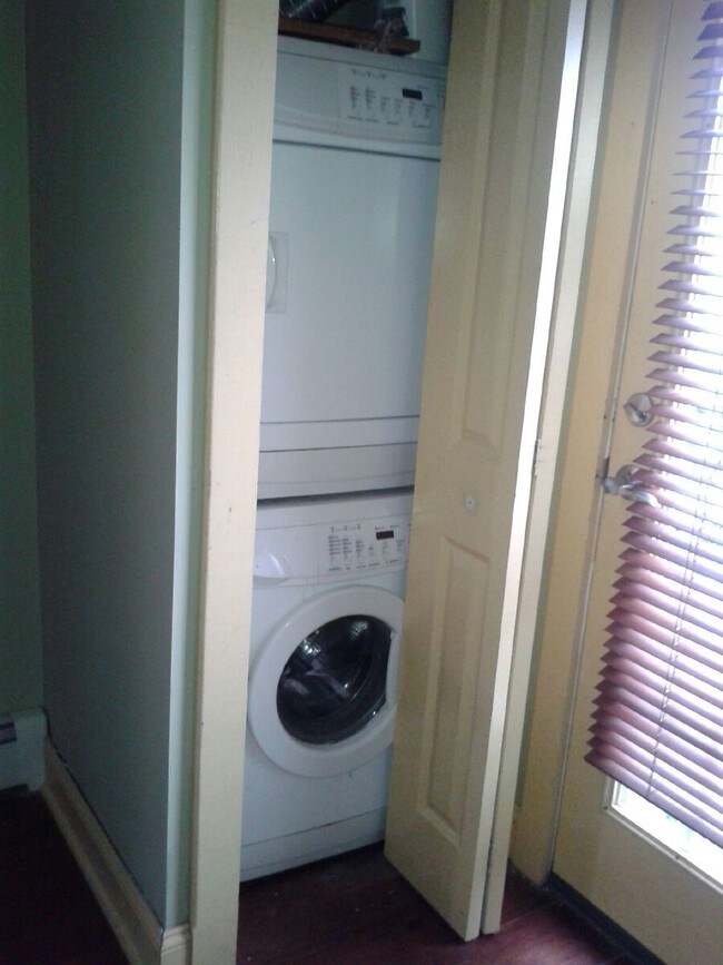 Foto del edificio - 225 E Girard Ave