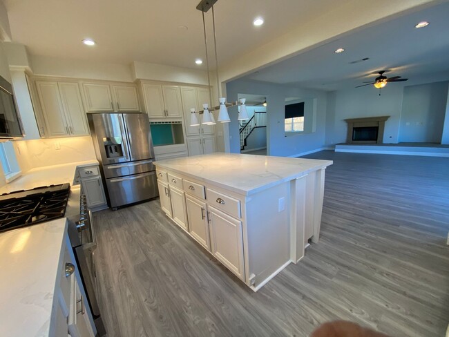 Building Photo - Executive 5 bedroom 3 bath Rancho Bernardo...