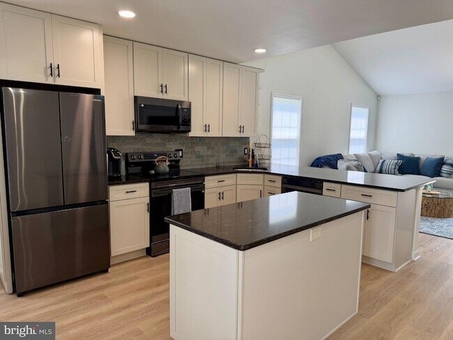 Foto del edificio - 113 Loganberry Ln