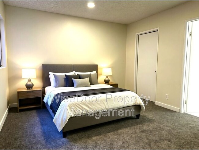 Building Photo - 450 E 4th St