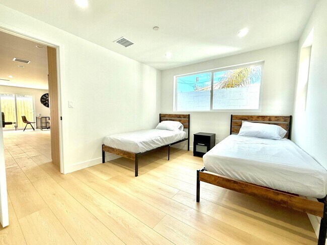 Foto del edificio - 4511 Rosewood Ave