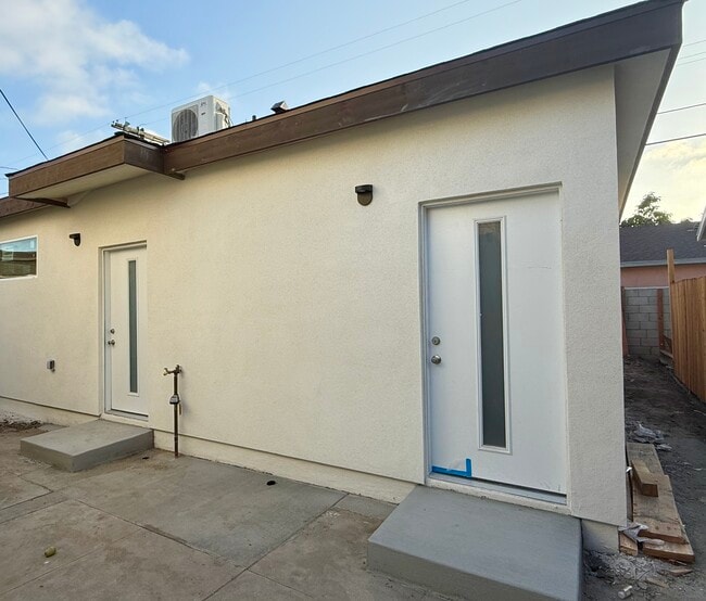 Building Photo - 3877 S Van Ness Ave