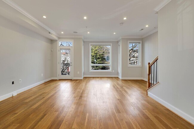 Building Photo - 1131 5th St NE