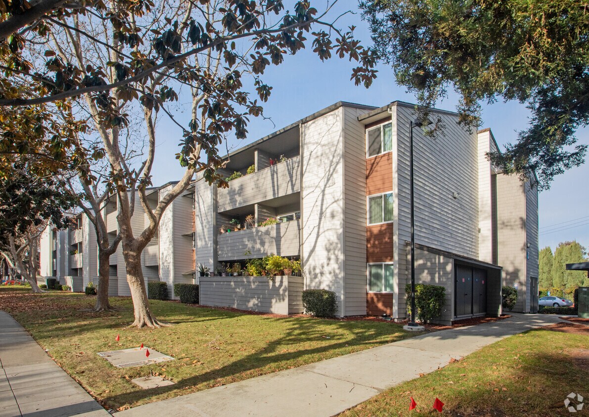 Building Photo - Shorebreeze II Apartments