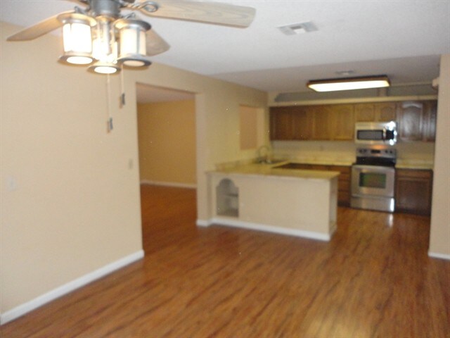 Building Photo - 3046 E Glade Avenue