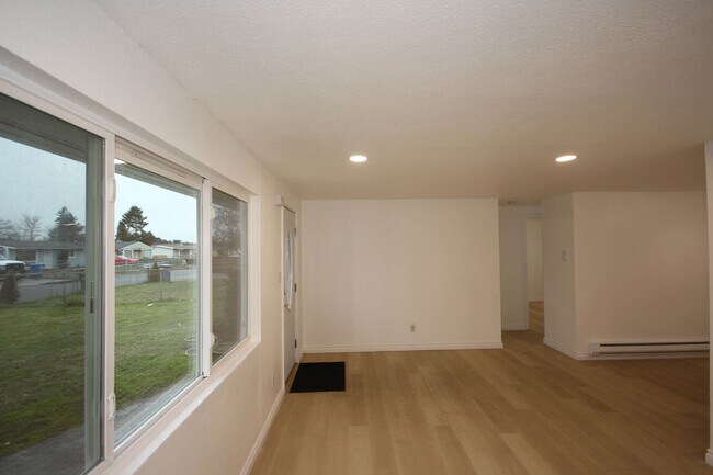 Building Photo - ***Pending Application*** Remodeled 3 bedr...