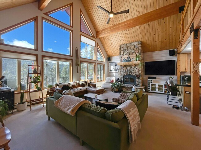 Foto del edificio - Cabin in the woods! Garage! Pets Negotiable! Furnished! Hot tub!