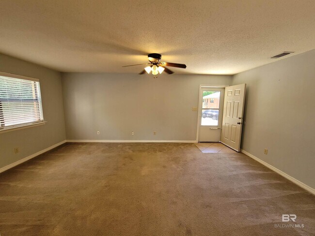 Foto del edificio - 512 Lake Forest Blvd