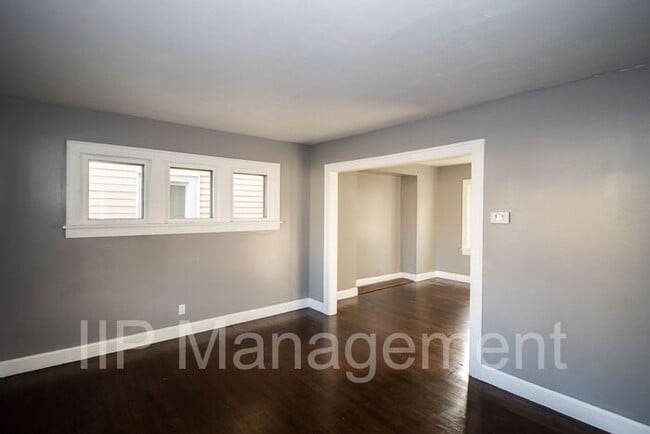 Building Photo - Charming 3BR 1BA Close to Lake Erie!