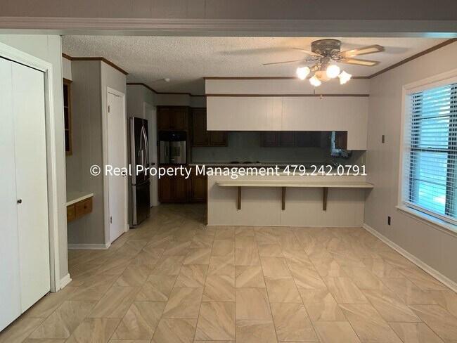 Building Photo - COMING IN NOVEMBER! Charming 3 bed 2 bath ...