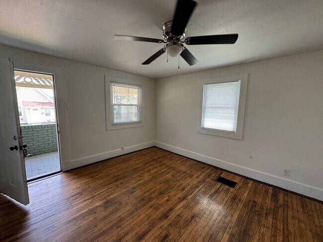 Foto del edificio - Near Westside 4 Bedroom 2 Bath