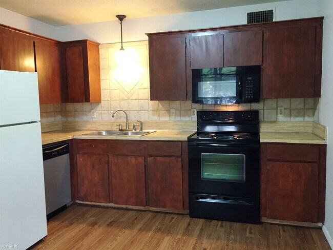 Building Photo - 2 br, 1 bath 4plex - 3708 Forestwood Drive D