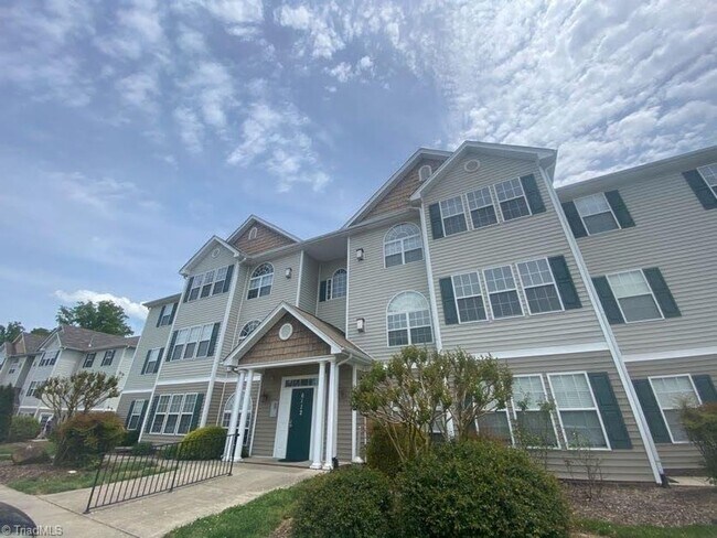 Foto del edificio - Beautiful 2BR 2BA Condo in High Point