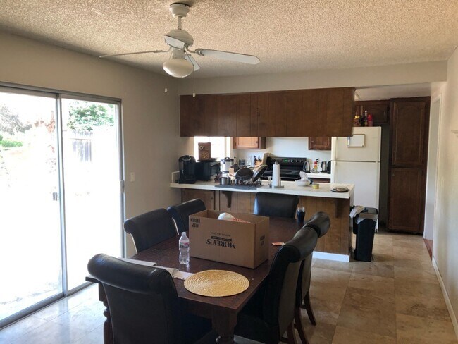 Foto del edificio - Rarely Available Private 5 Bed 3 Bath House w/ 2 Masters