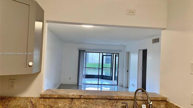 Foto del edificio - 3199 Foxcroft Rd