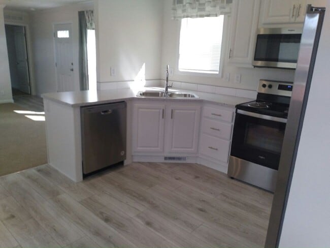 Building Photo - 102 W Fowler Dr