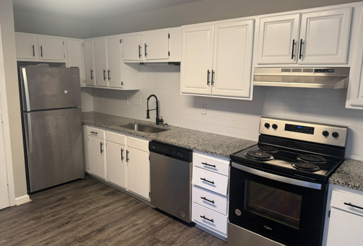 Foto del edificio - Coming Soon, Completely Renovated 2 Bedroom Townhome