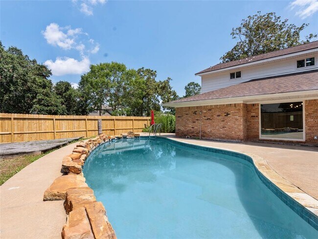 Building Photo - 207 Burgundy Ln