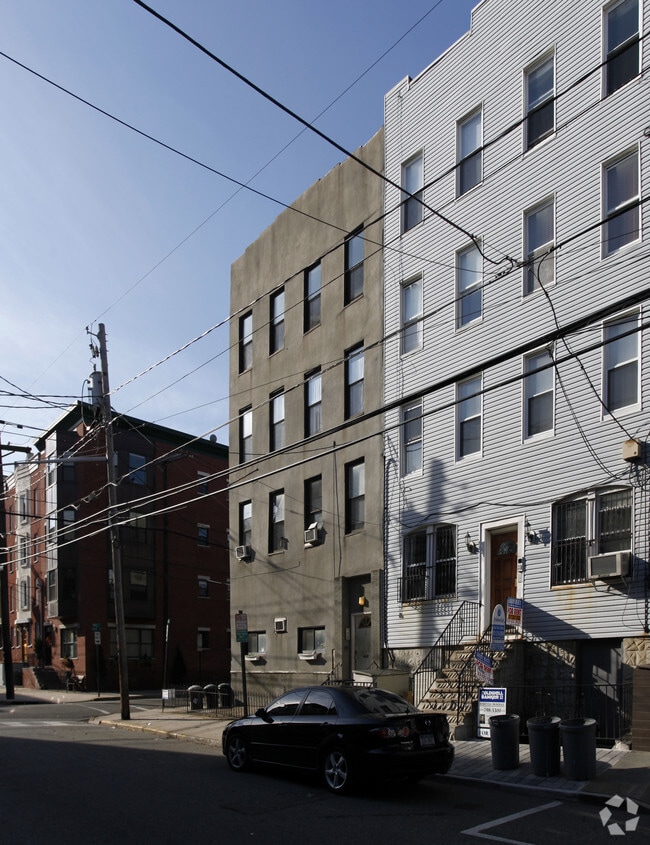 Building Photo - 400 Monroe St