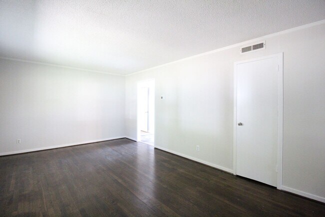 Foto del edificio - 4 Bedroom 2 Bath Updated Home In Overland Park