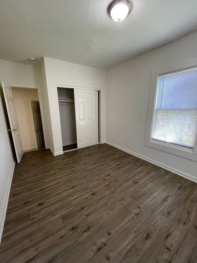 Building Photo - Large Lower Unit - 627 W Grand Ave