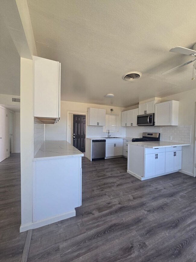 Foto del edificio - 3 BR 2 BA Available Now