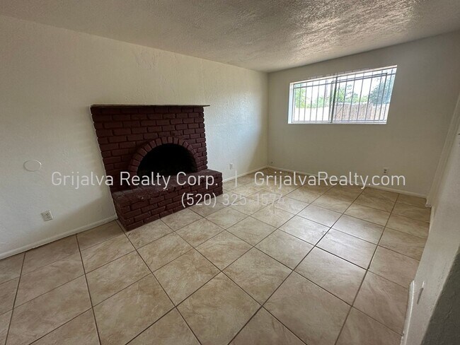 Foto del edificio - East Side 5 Bedroom, 2 Bath House for Rent (Stella/Kolb)