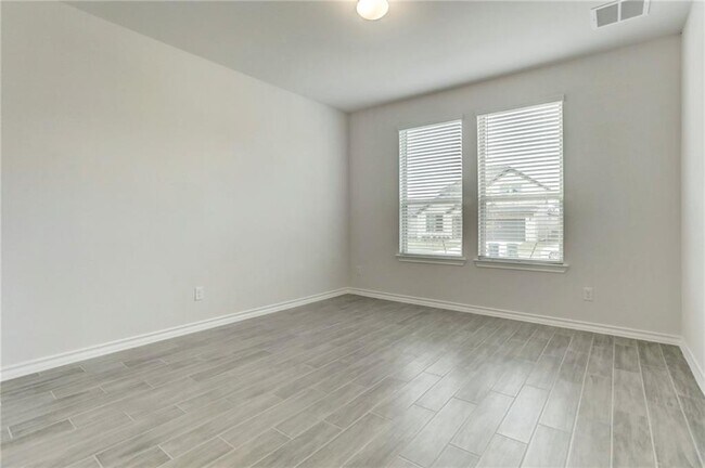 Foto del edificio - 348 Capstone Rd