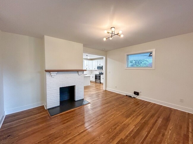 Building Photo - Beautifully Updated 3-Bedroom, 2-Bathroom ...