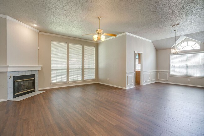 Building Photo - Freshly Remodeled 3 Bedroom, 2 Bath Home Awaiting New Tenants- FWISD- 76133