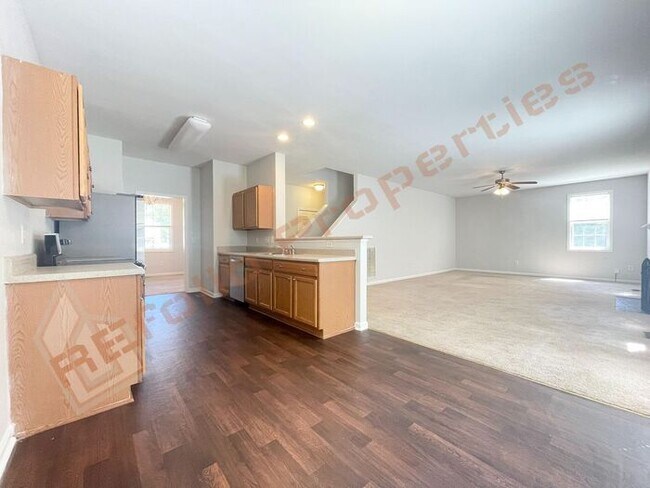 Foto del edificio - Wonderful 4 Bedroom 2.5 Bath, With Fresh P...