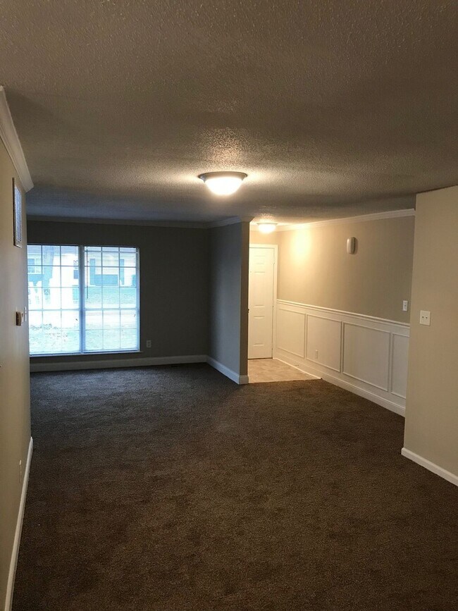 Foto del edificio - 3 bed 2 full bath home located on the east...