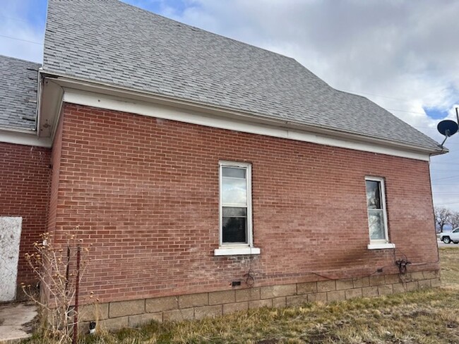 Building Photo - Beautifully updated home with tall ceilings