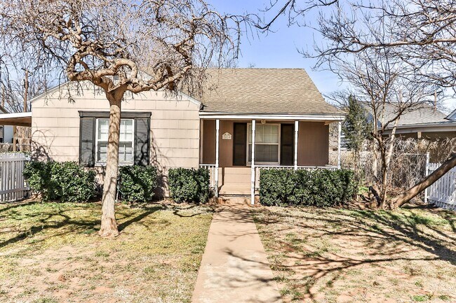 Building Photo - Very Cute Contemporary Home With Great Cur...