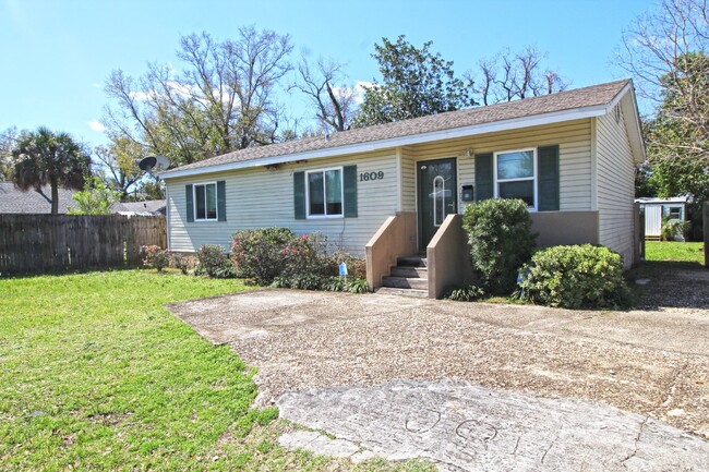 Foto del edificio - Cozy 3-Bedroom Home Near Downtown Pensacol...