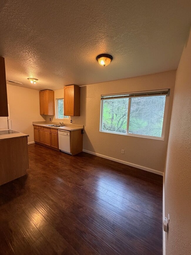 Building Photo - AVAILABLE NOW!!  Adorable Unit Near Downtown Sonora!  Newly Painted Throughout!