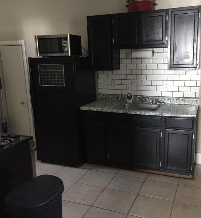 Kitchen - 332 E 9th St
