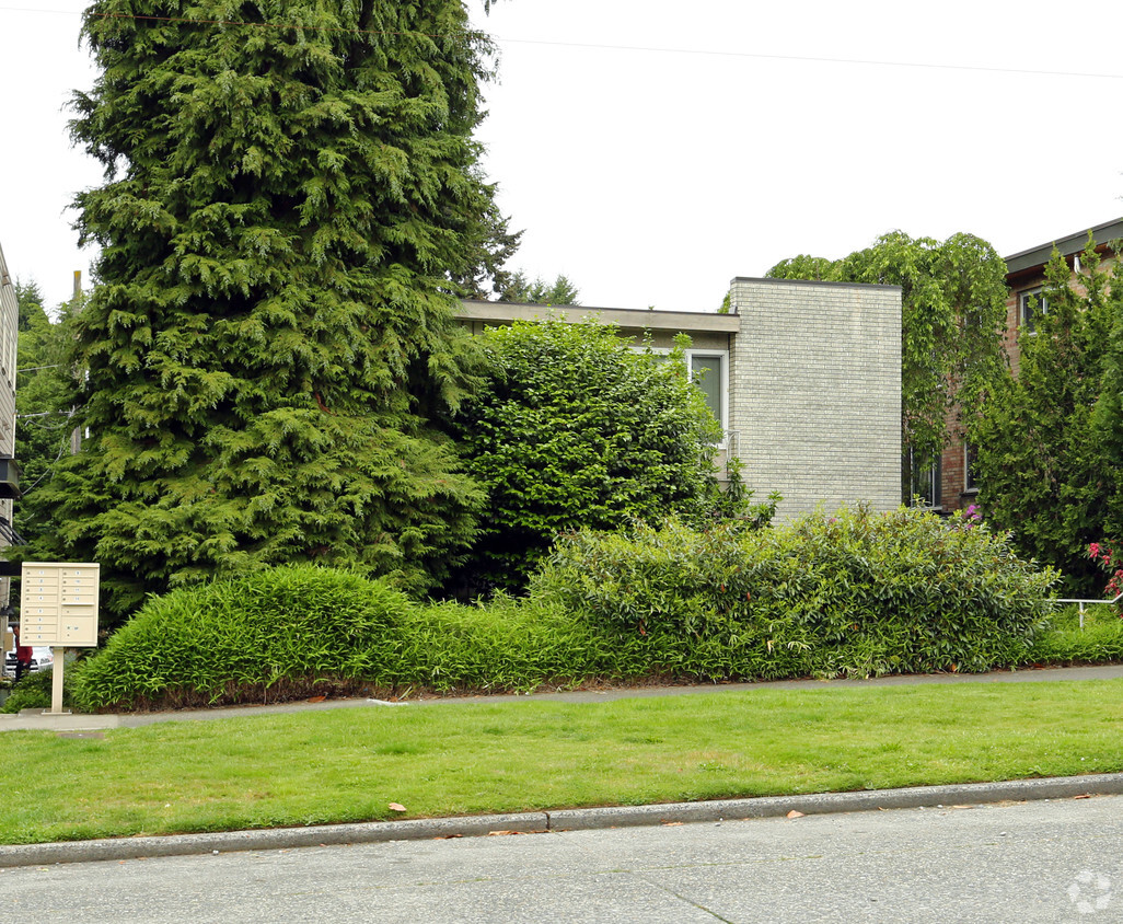 Building Photo - Carleton Court