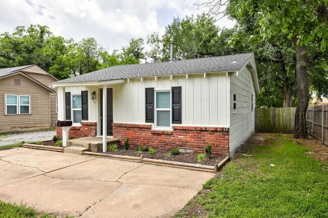 Building Photo - N Willow Ave Duplex