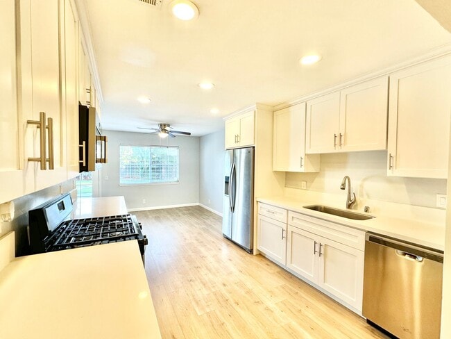 Foto del edificio - Beautiful, Single-Story, Updated, Private ...