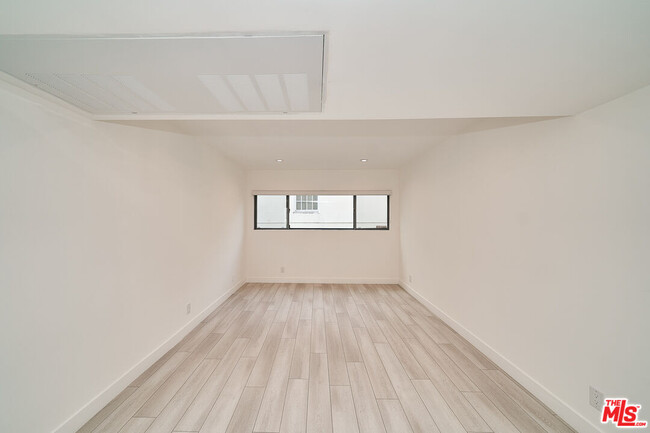 Building Photo - 137 S Maple Dr