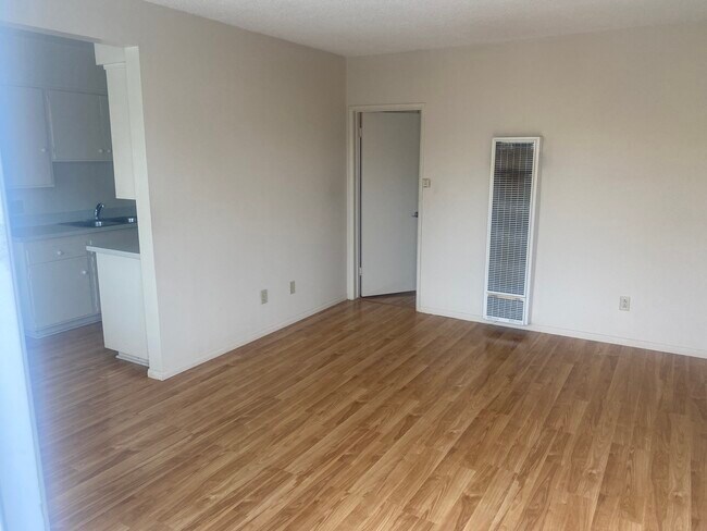 Sala de estar a dormitorio - 2622 Vanderbilt Ln
