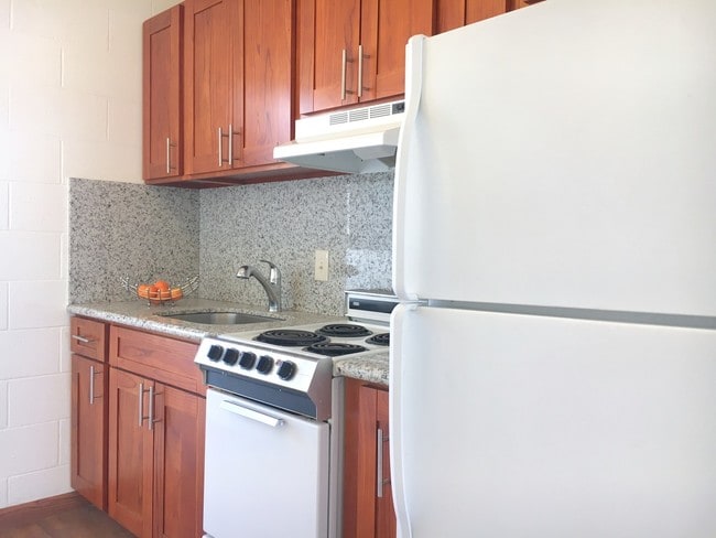 Building Photo - $500 1ST MONTH RENT SPECIAL | RENOVATED RE...