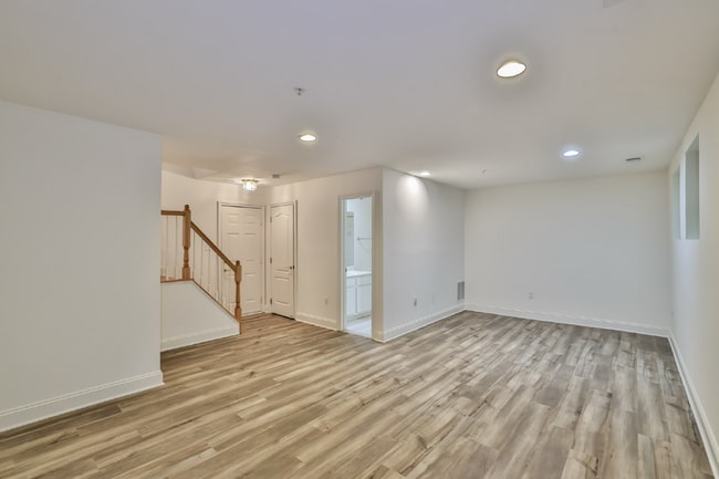 Building Photo - AFFORDABLE and SPACIOUS 3br Townhouse by P...