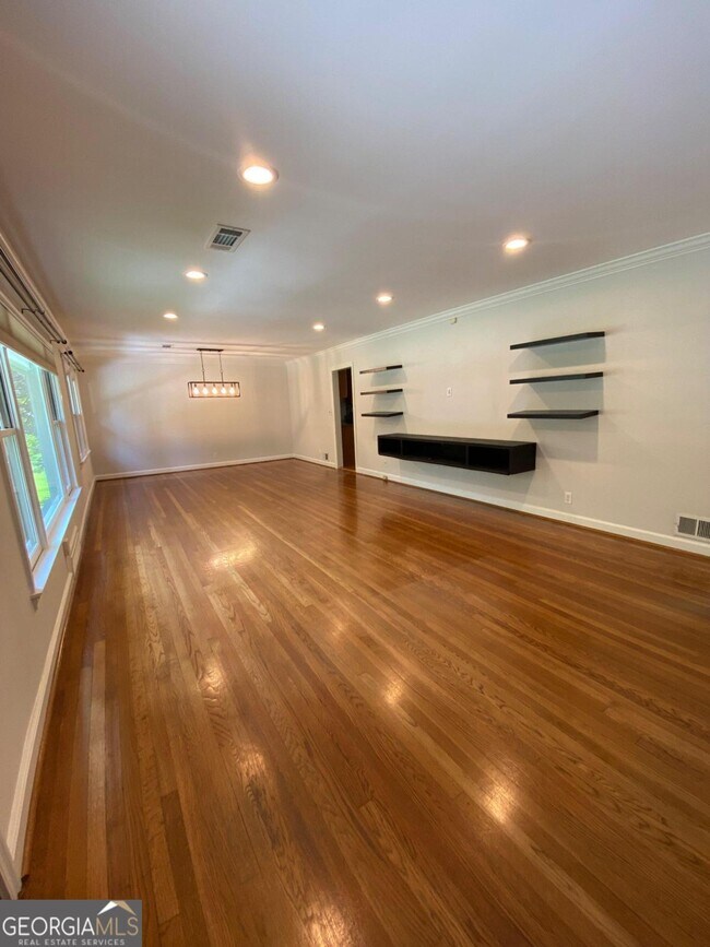 Foto del edificio - 1414 N Amanda Cir NE