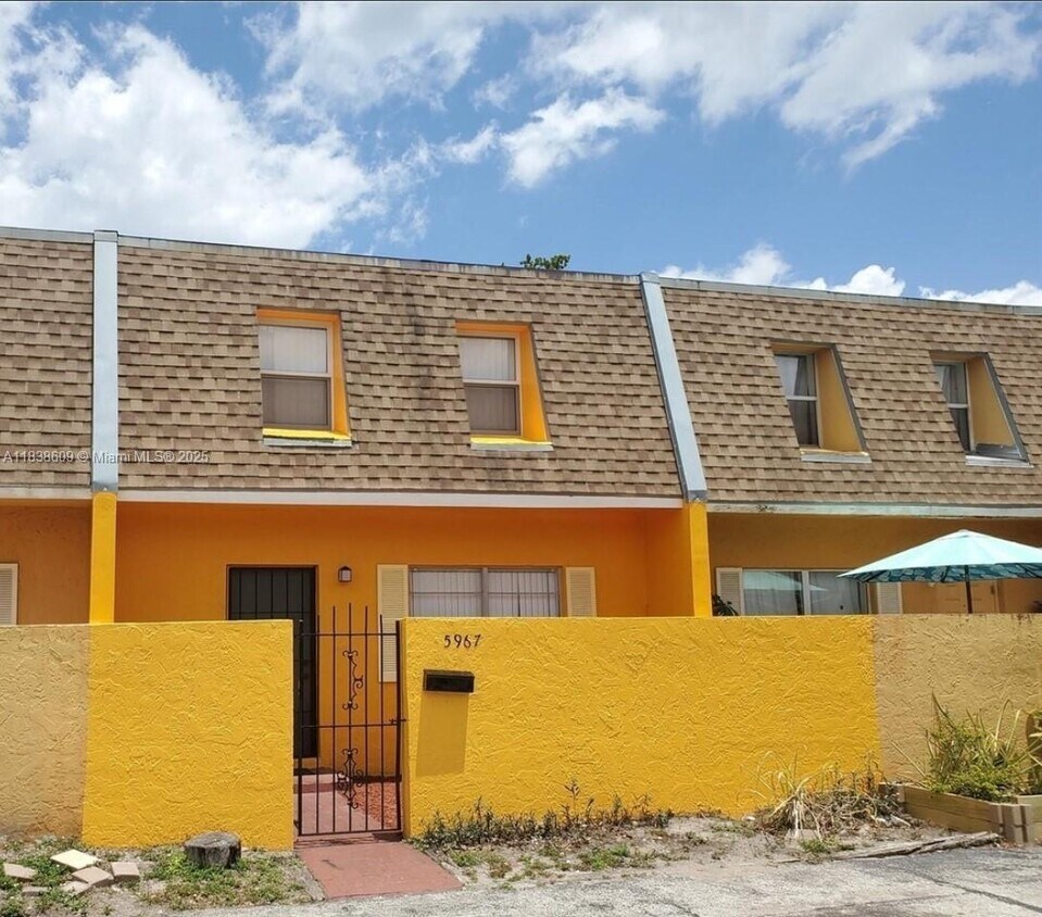 Foto principal - 5967 NW 27th Pl